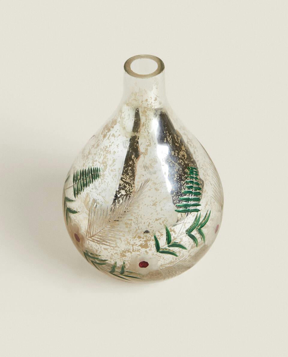 GLASS VASE WITH CHRISTMAS FLOWERS