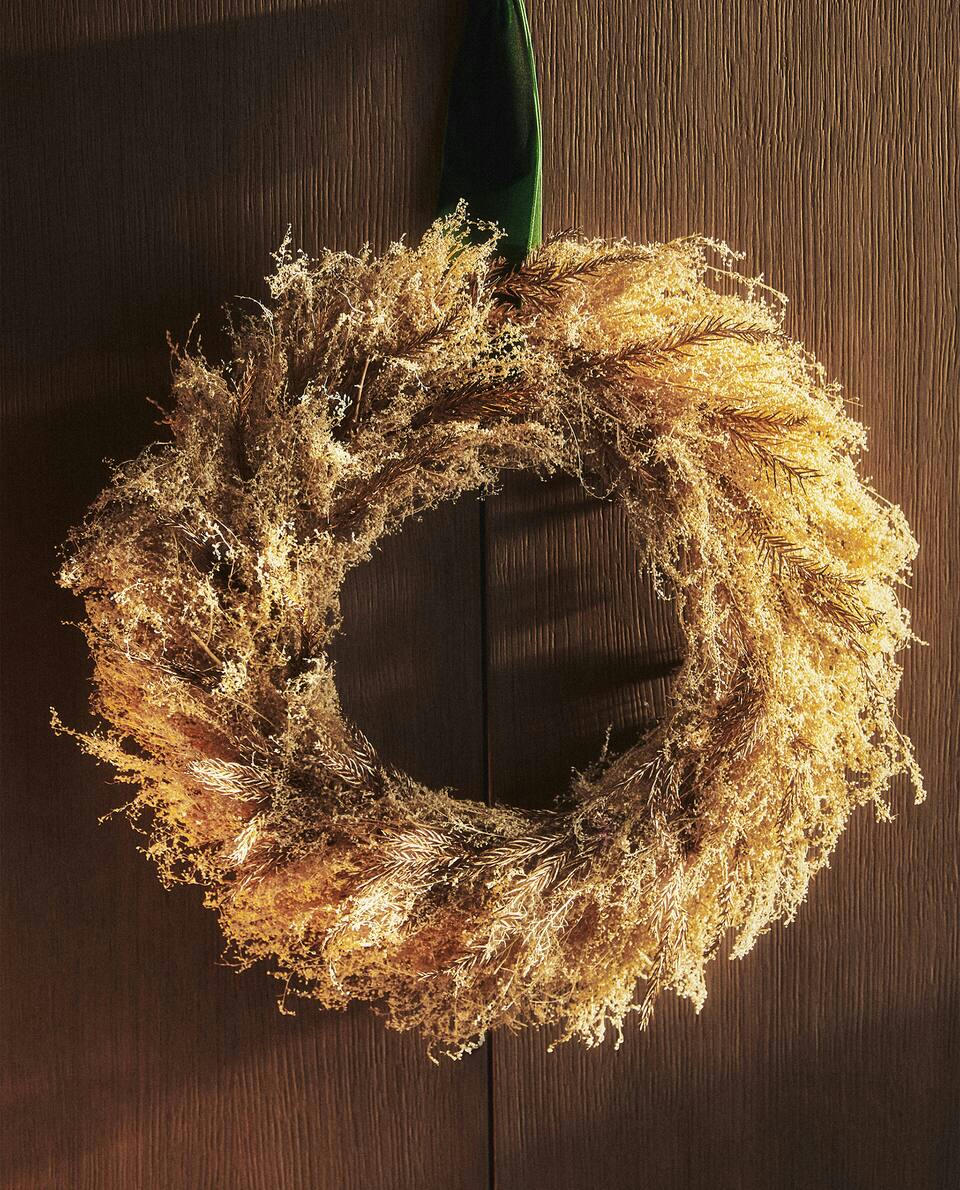 DECORATIVE CHRISTMAS WREATH WITH DRIED LEAVES